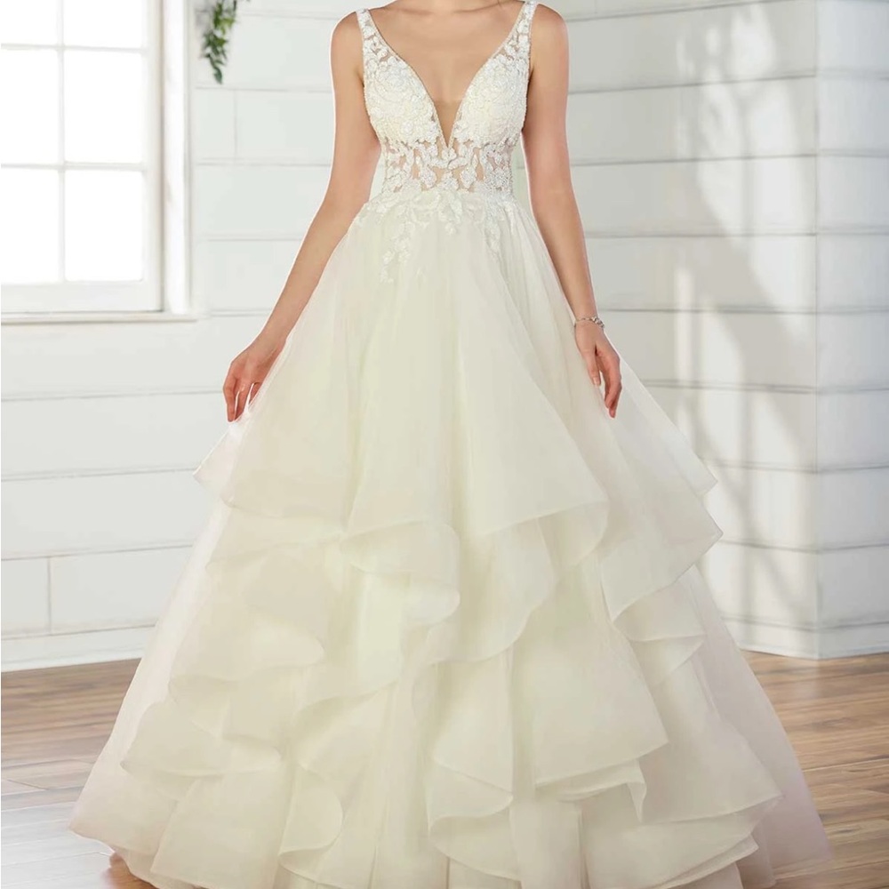 Essense of Australia D2520 size 10 wedding dress